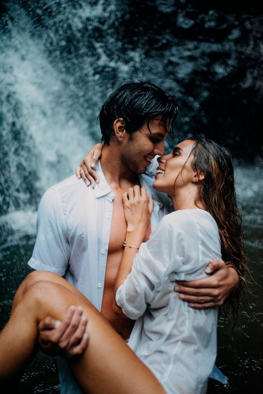Photos de couple sous une cascade à Tahiti - MG Photographe tahiti