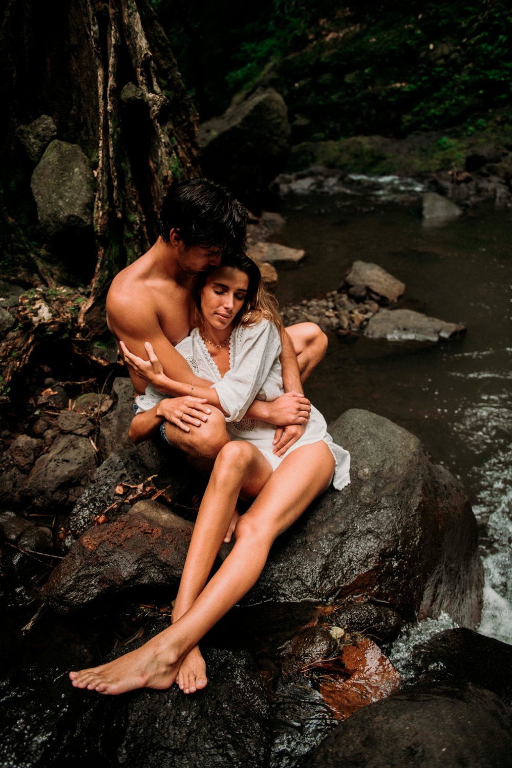 Photos de couple dans la foret tropicale de Tahiti - MG Photographe tahiti