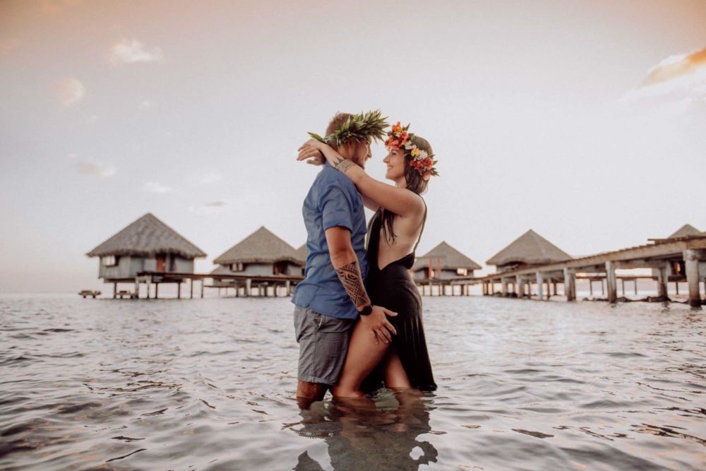 Fun couple photoshoot in Tahiti