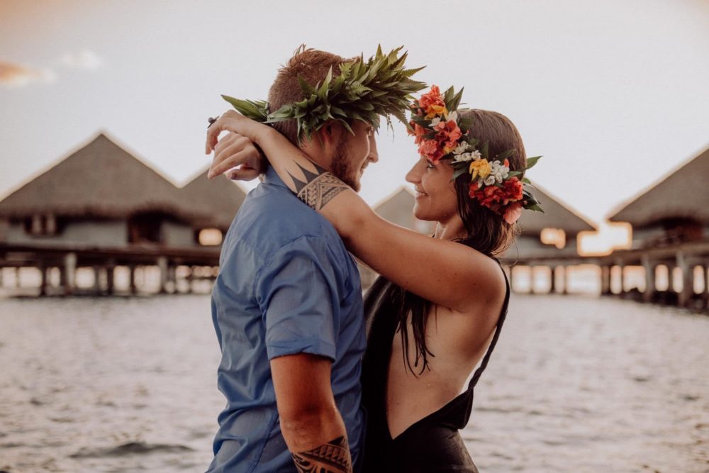 Fun couple photoshoot in Tahiti