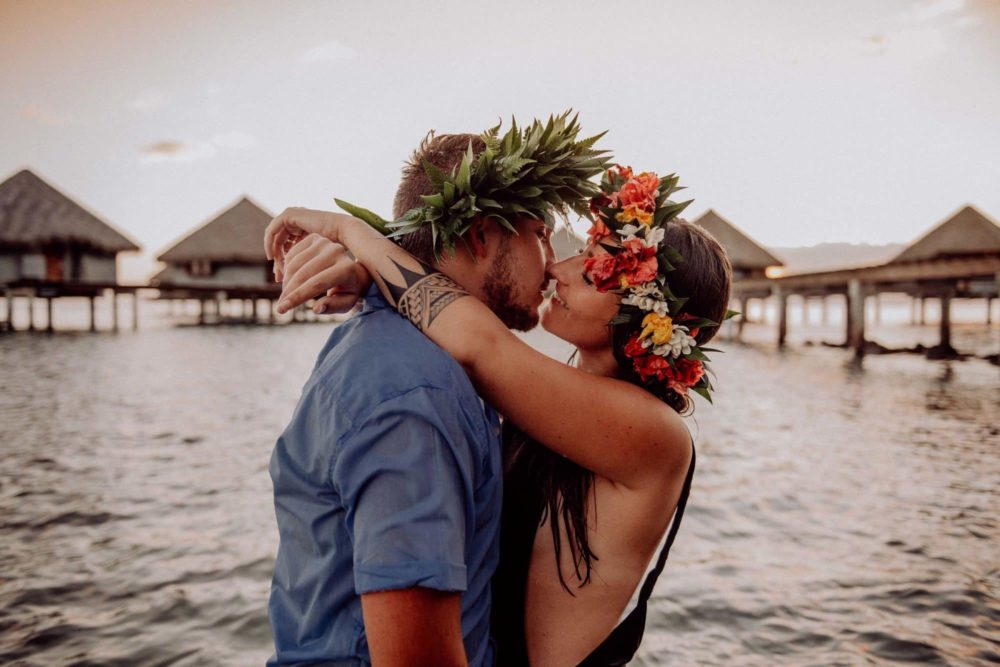 Fun couple photoshoot in Tahiti