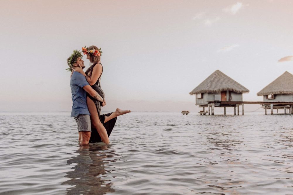 Fun couple photoshoot in Tahiti