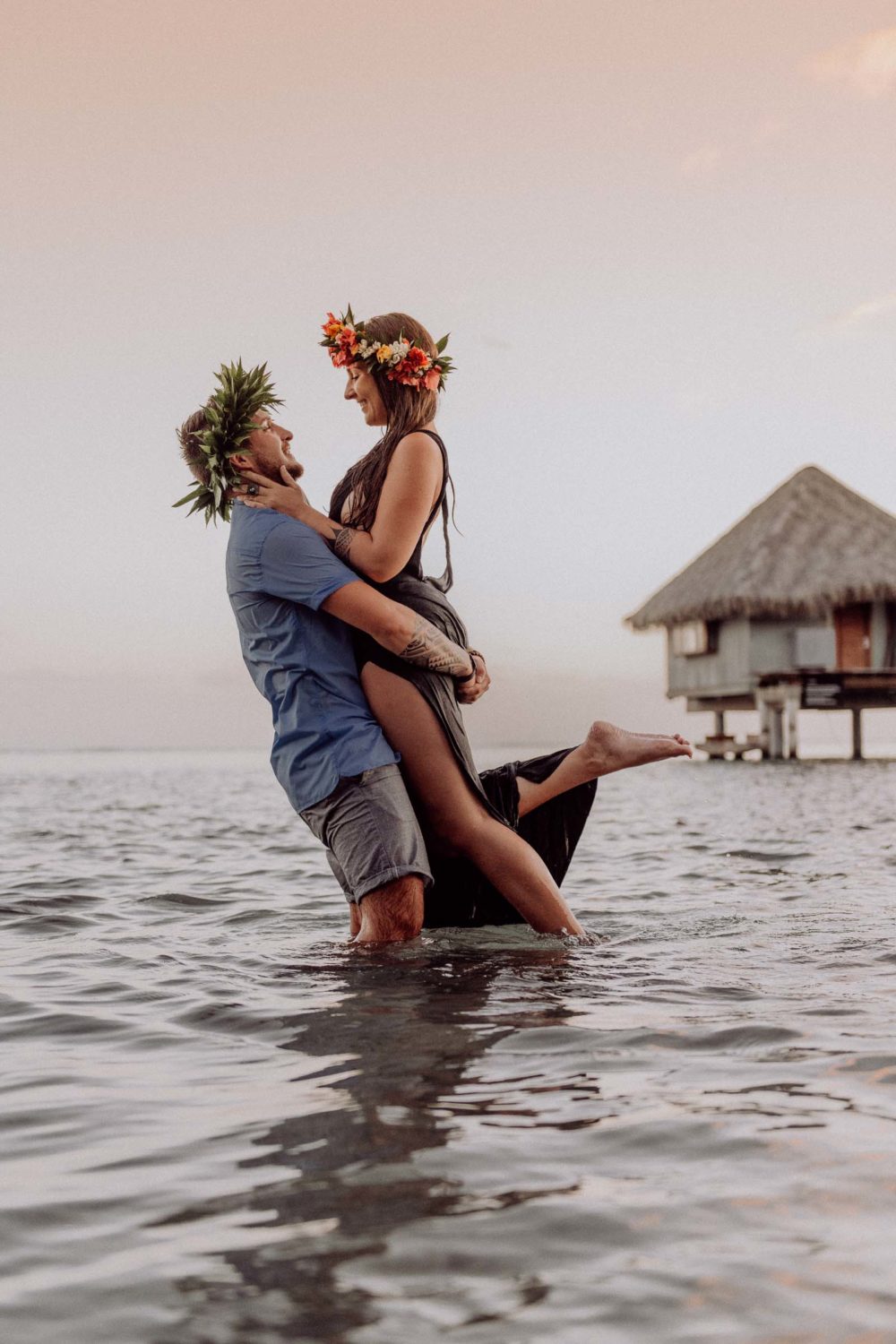 Fun couple photoshoot in Tahiti