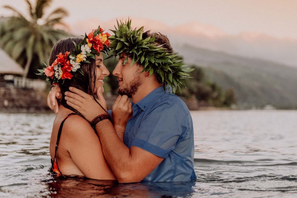 Fun couple photoshoot in Tahiti