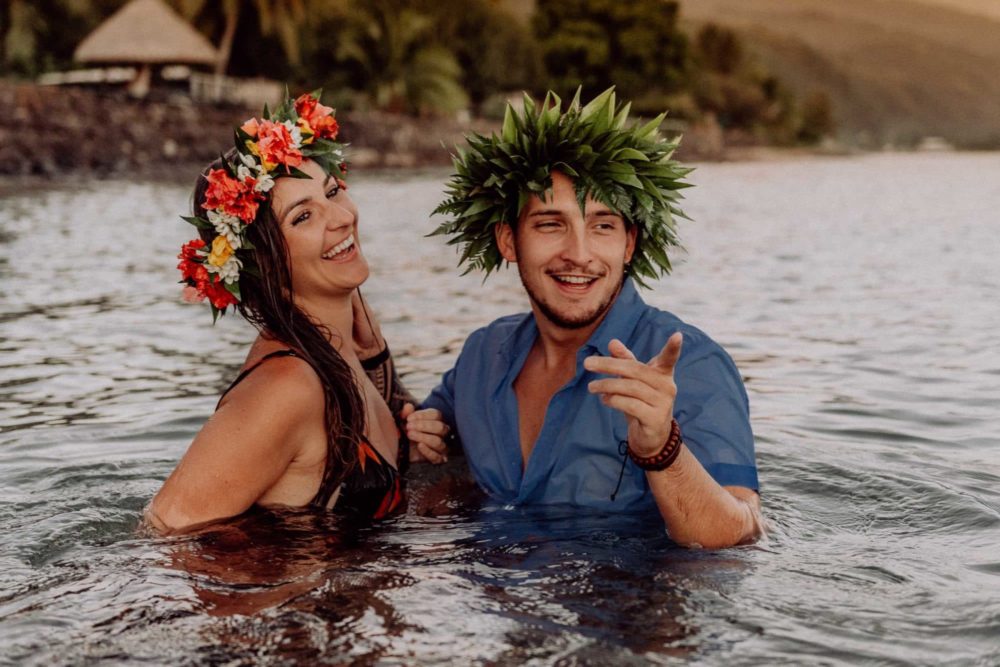 Fun couple photoshoot in Tahiti