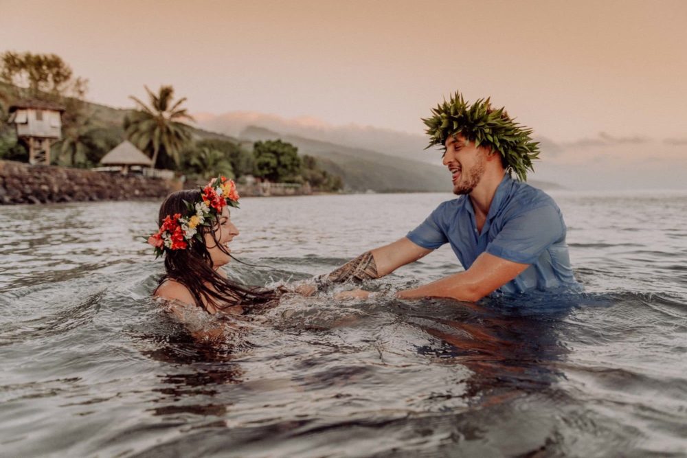 Fun couple photoshoot in Tahiti