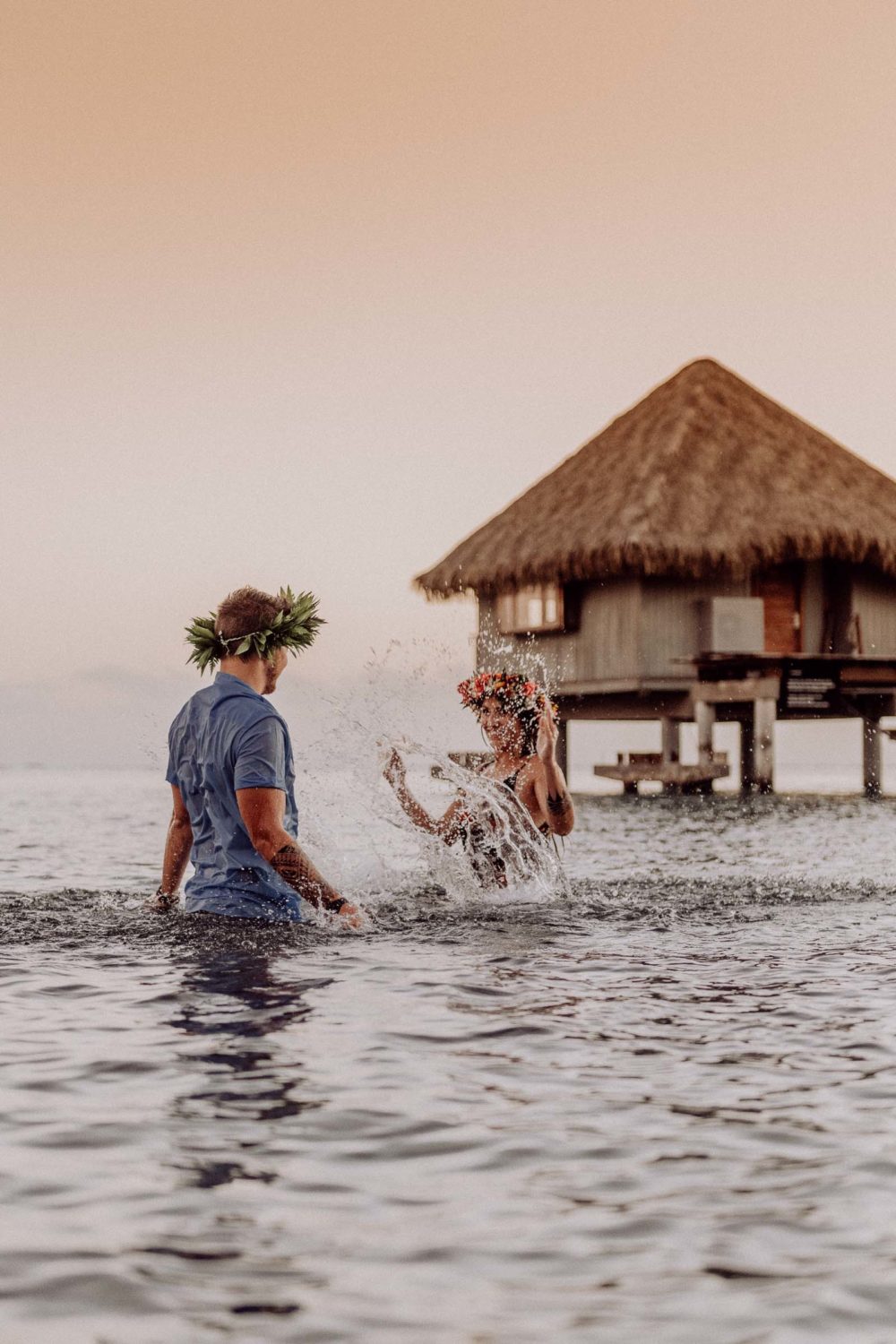 Fun couple photoshoot in Tahiti