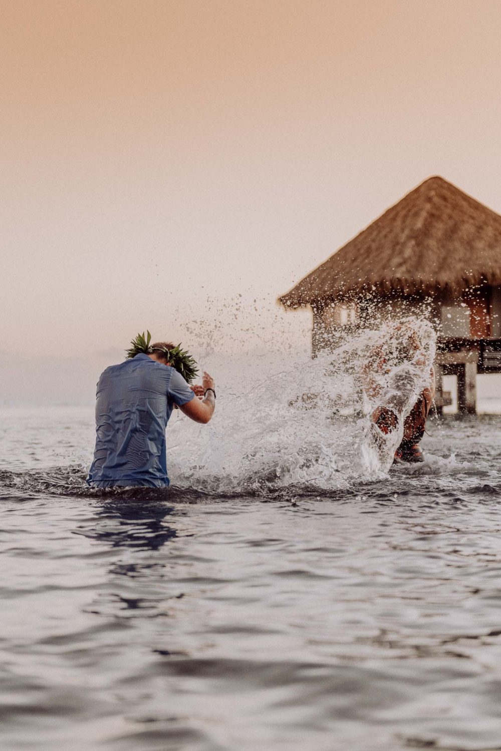 Fun couple photoshoot in Tahiti