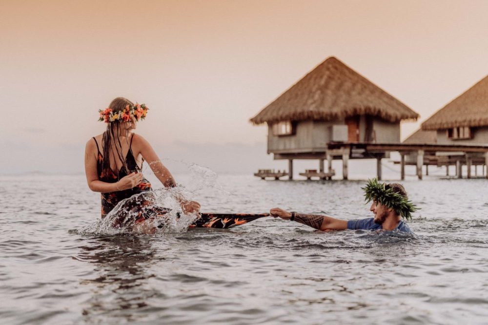 Fun couple photoshoot in Tahiti