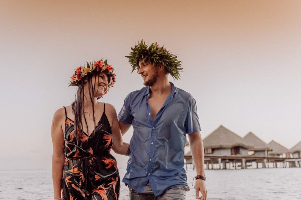 Fun couple photoshoot in Tahiti