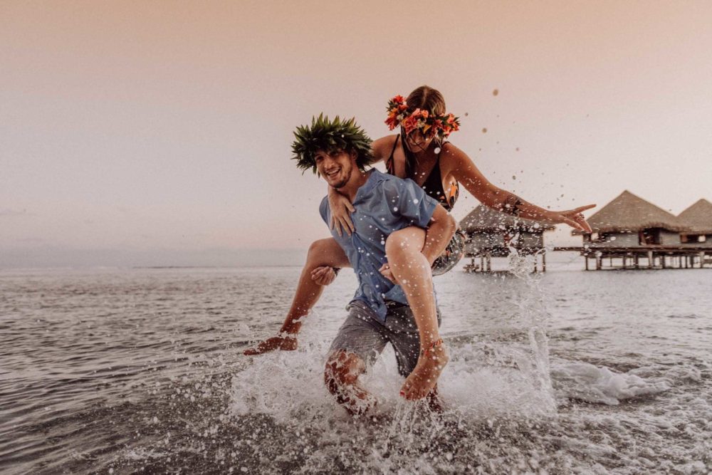 Fun couple photoshoot in Tahiti