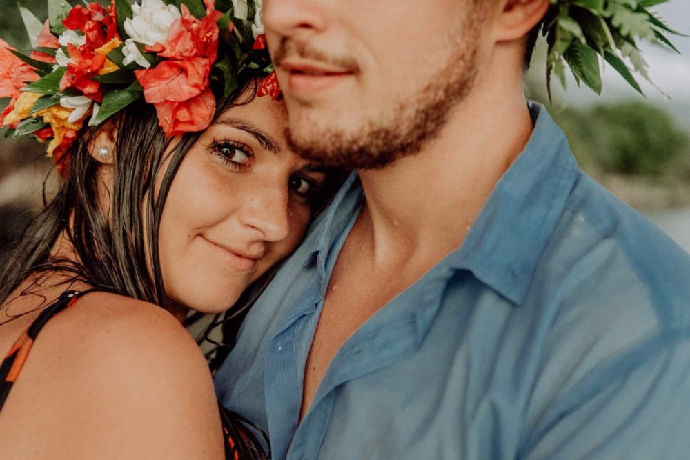 Fun couple photoshoot in Tahiti