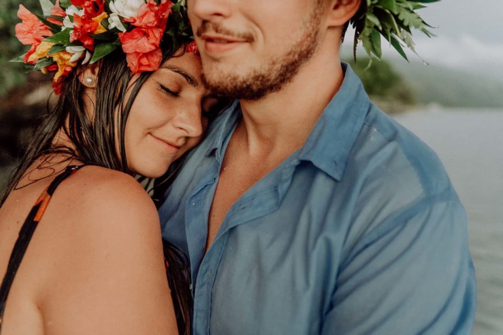 Fun couple photoshoot in Tahiti