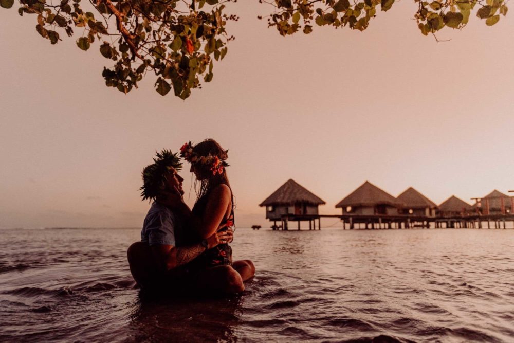 Fun couple photoshoot in Tahiti