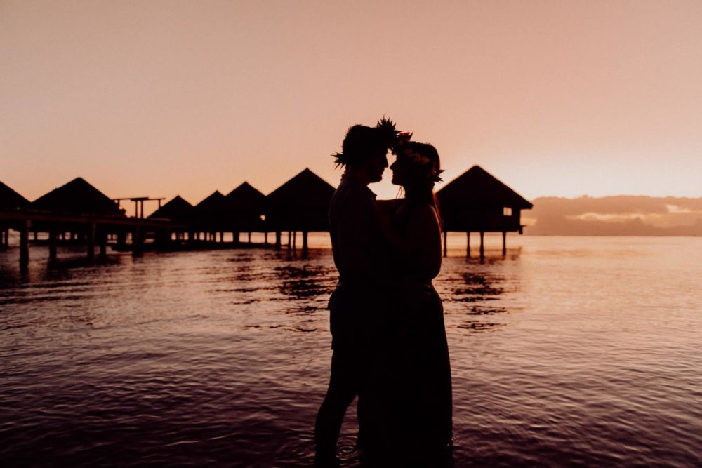 Fun couple photoshoot in Tahiti