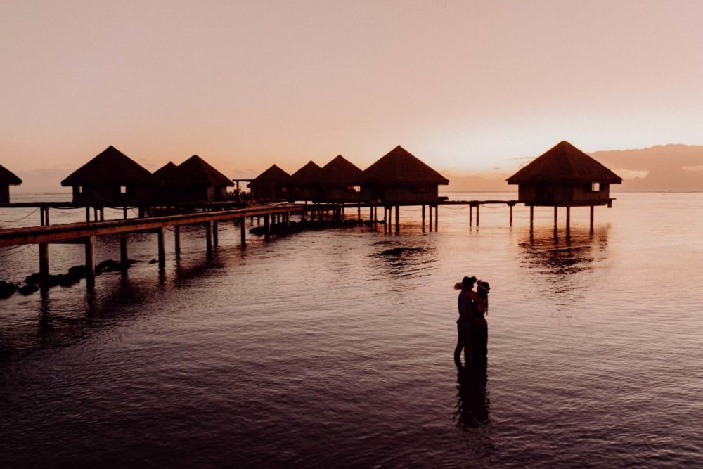 Fun couple photoshoot in Tahiti