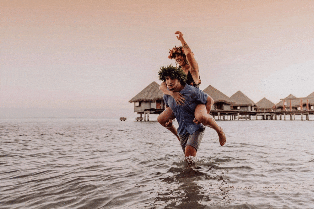 Fun couple photoshoot in Tahiti