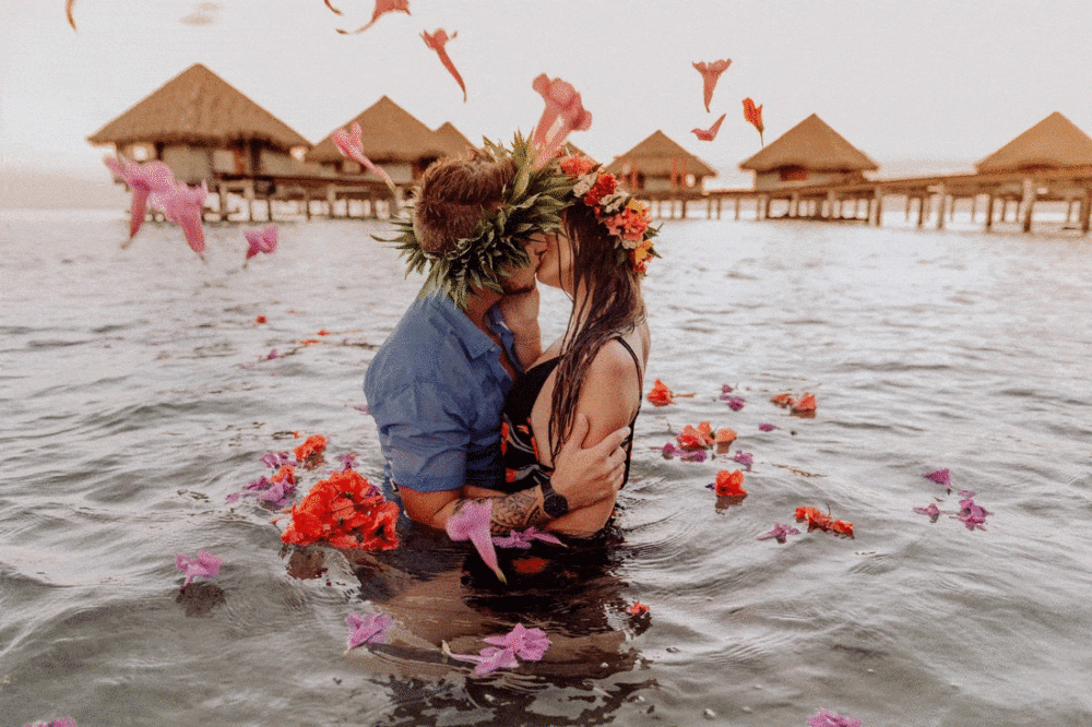 Fun couple photoshoot in Tahiti