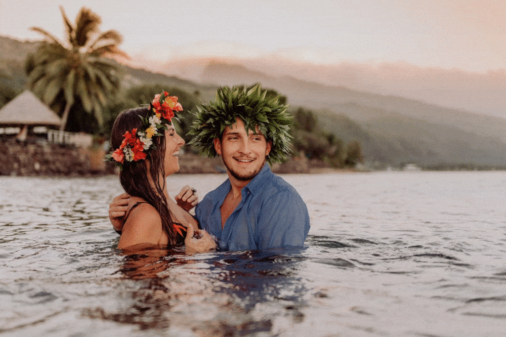 Fun couple photoshoot in Tahiti
