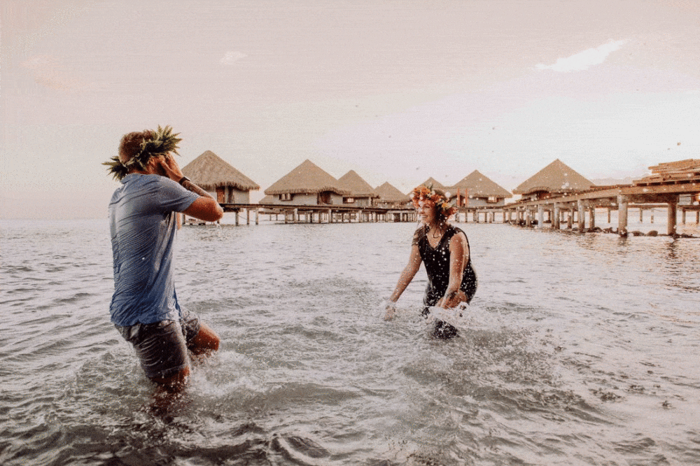 Fun couple photoshoot in Tahiti