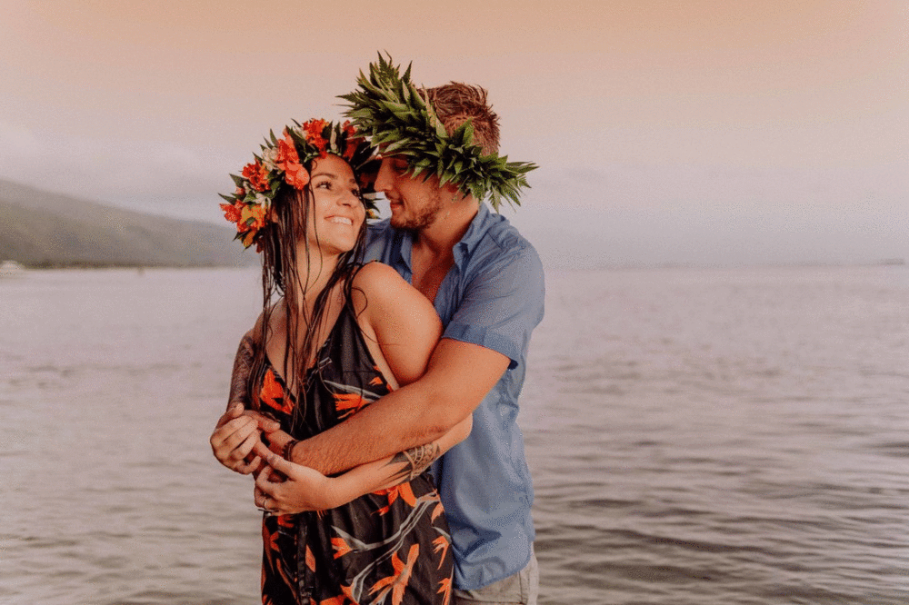 Fun couple photoshoot in Tahiti