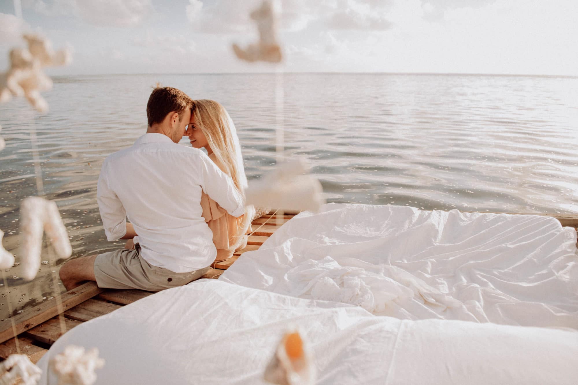 Un lit sur le lagon photoshoot couple moorea