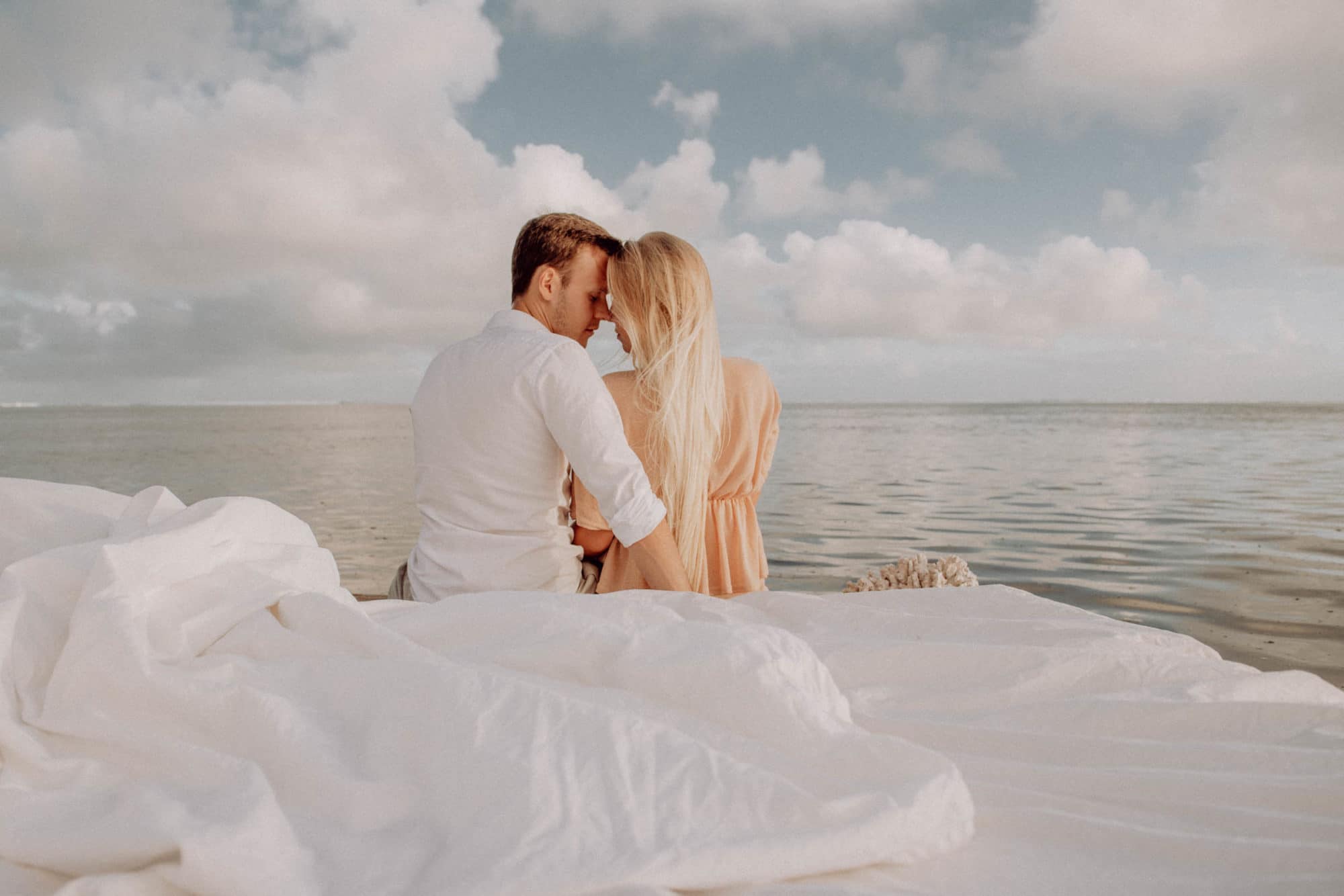 Un lit sur le lagon photoshoot couple moorea