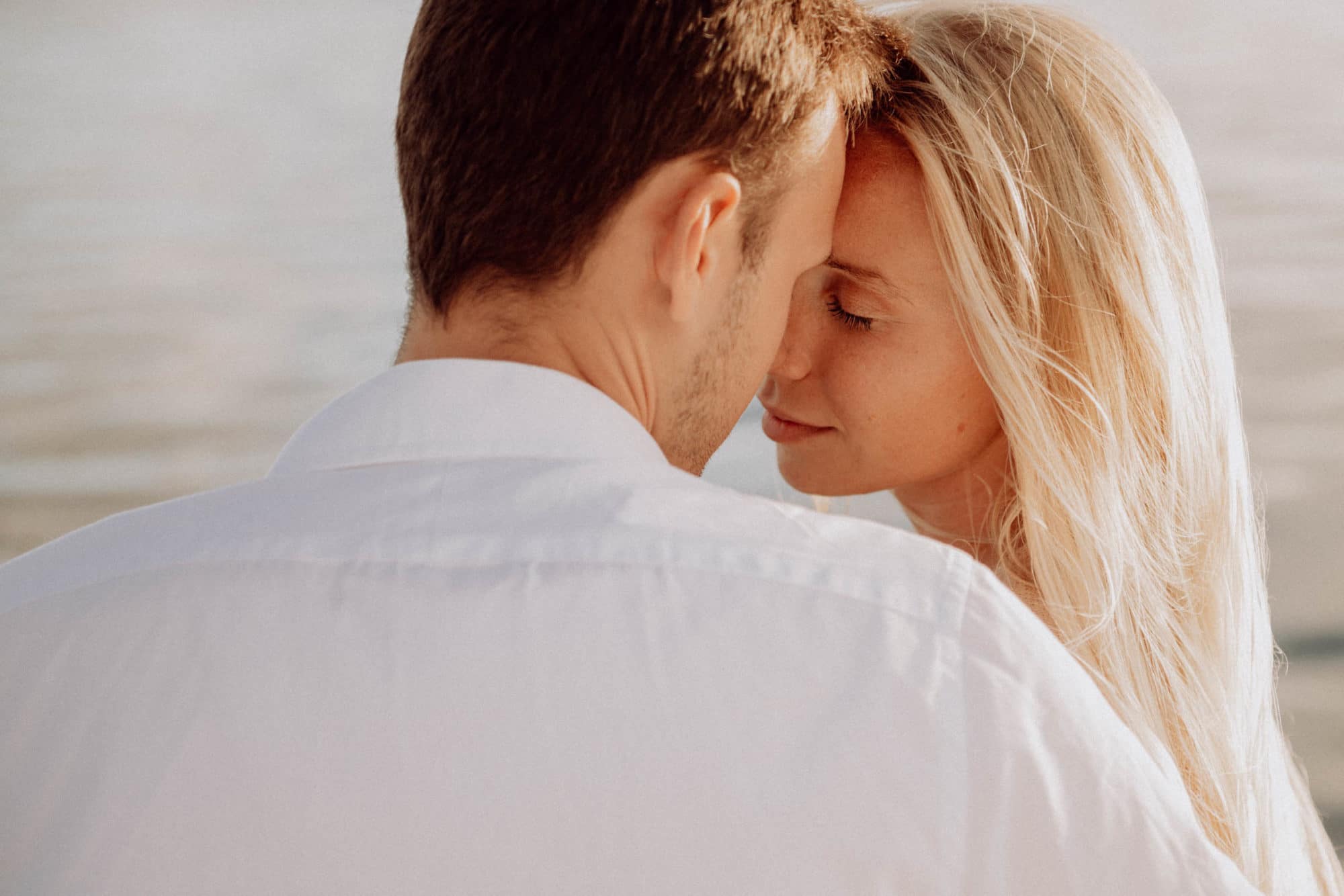 Un lit sur le lagon photoshoot couple moorea