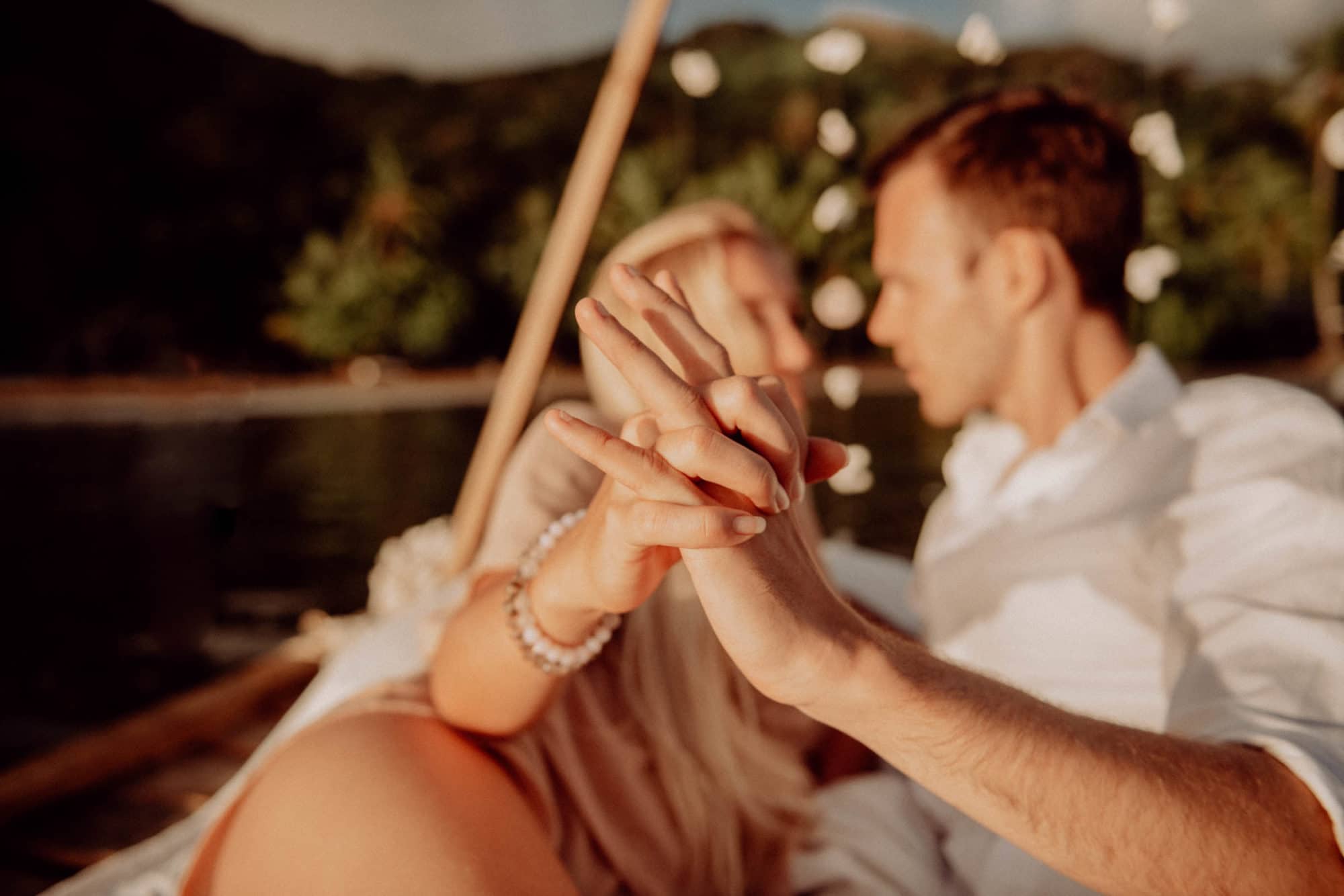 Un lit sur le lagon photoshoot couple moorea