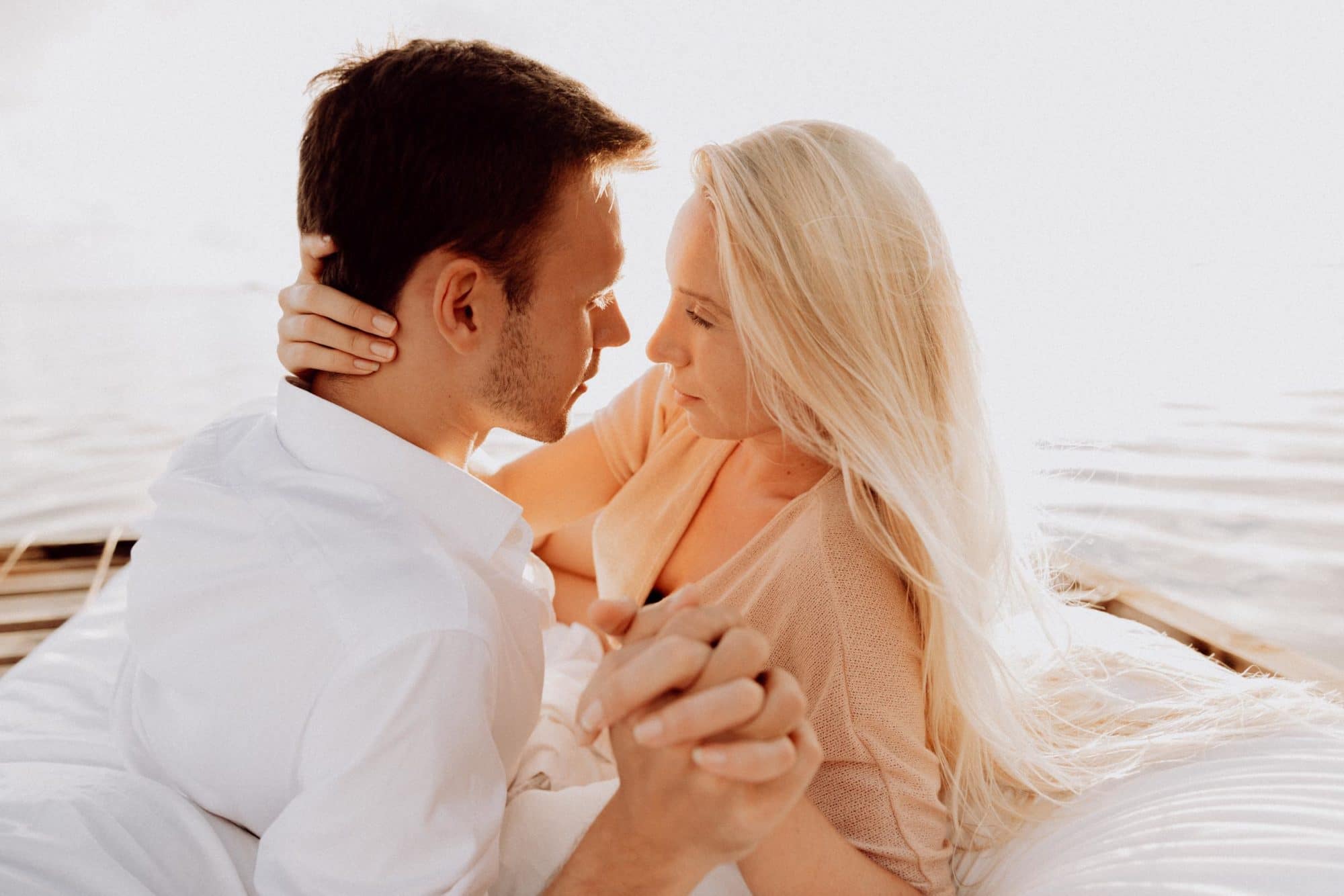 Un lit sur le lagon photoshoot couple moorea