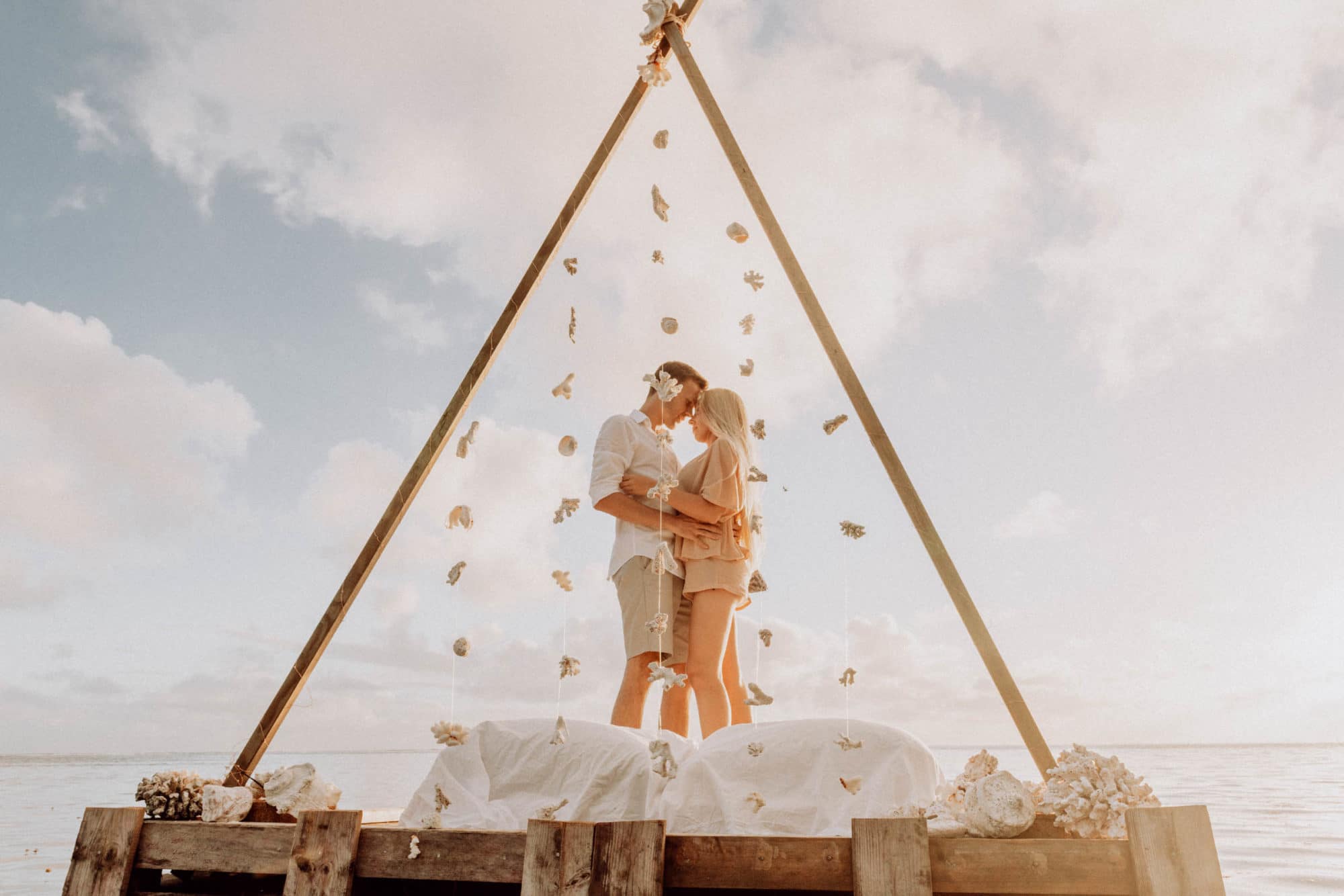 Un lit sur le lagon photoshoot couple moorea