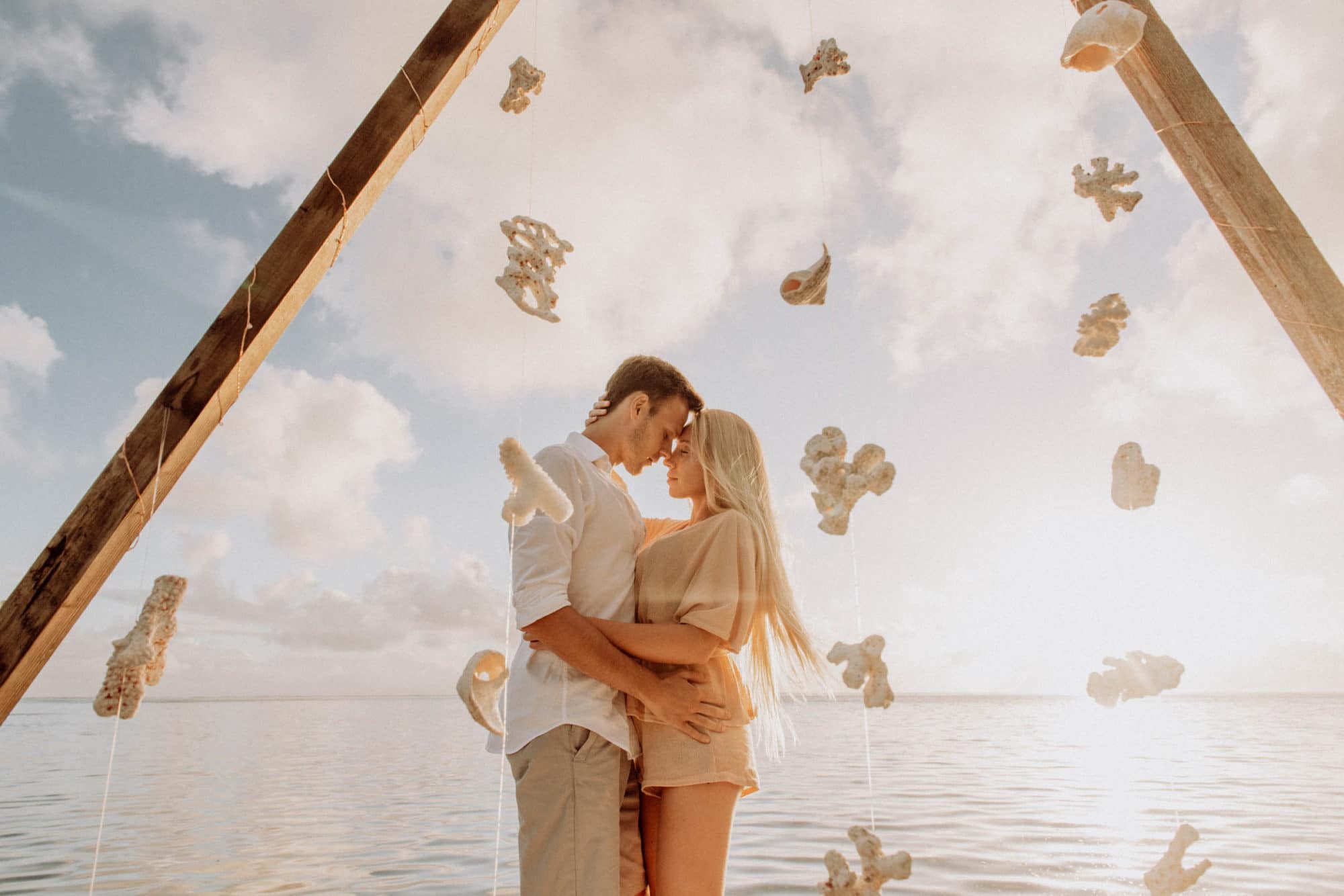 Un lit sur le lagon photoshoot couple moorea