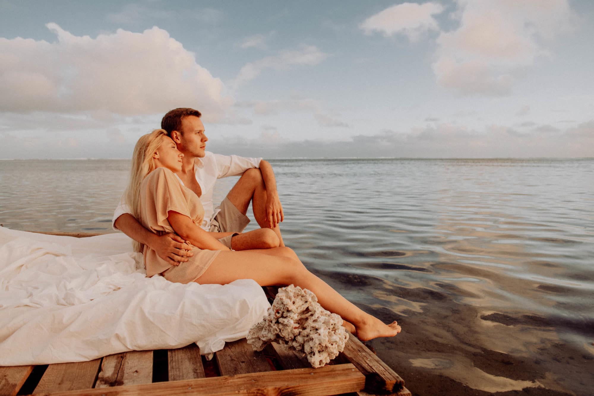 Un lit sur le lagon photoshoot couple moorea