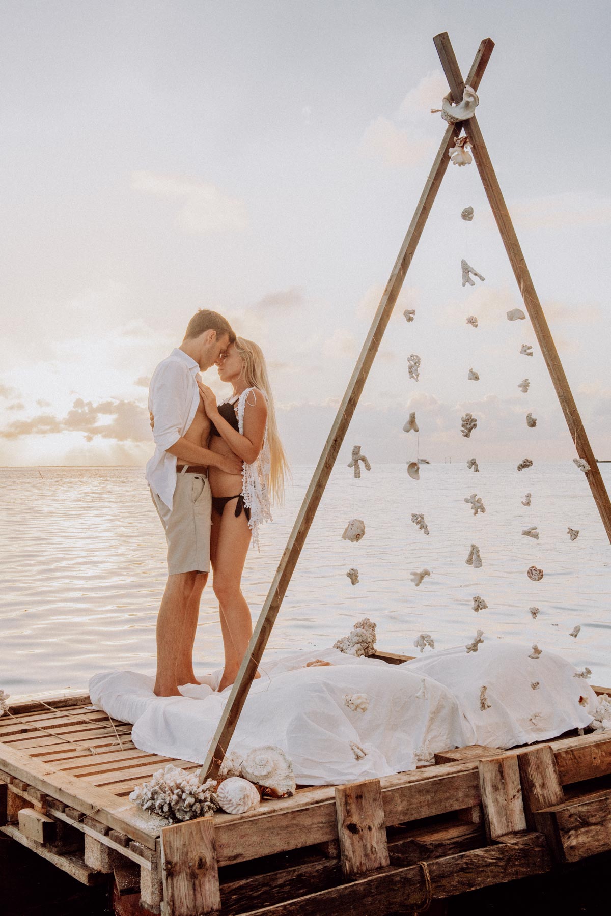 Un lit sur le lagon photoshoot couple moorea