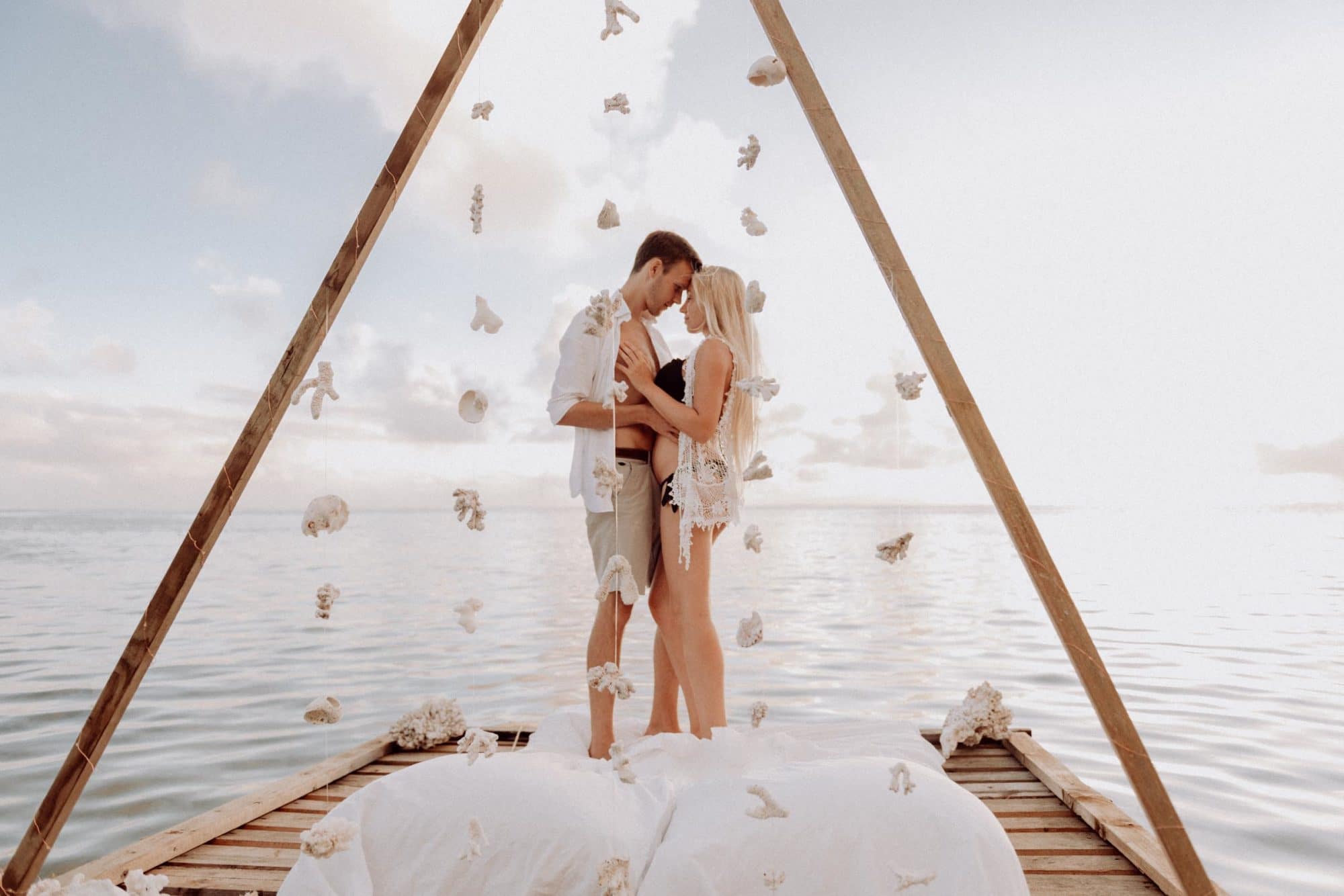 Un lit sur le lagon photoshoot couple moorea