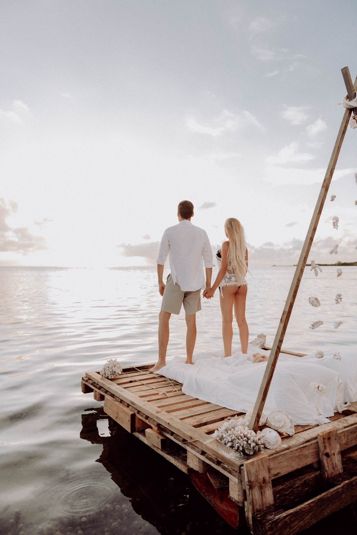 Un lit sur le lagon photoshoot couple moorea