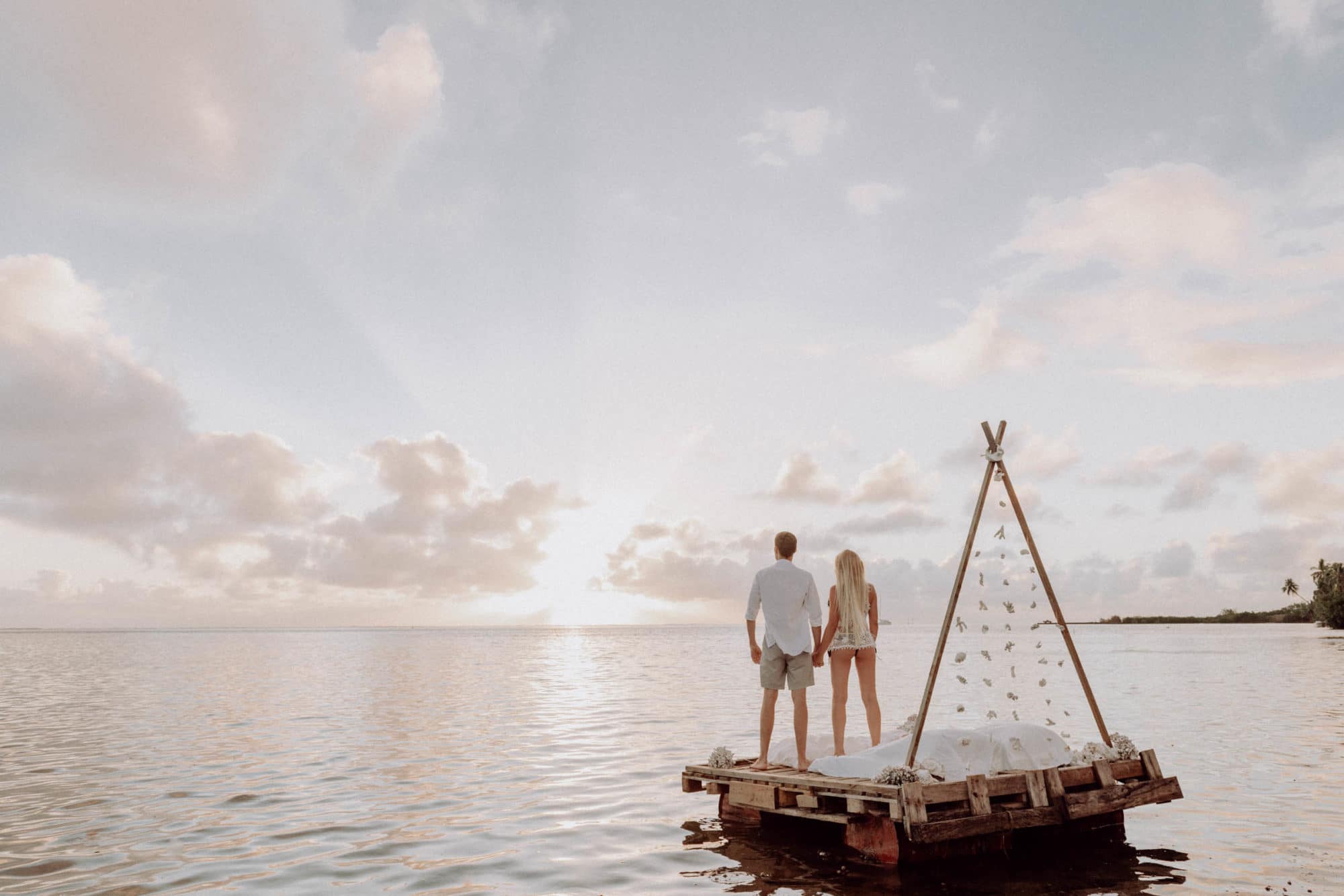 Un lit sur le lagon photoshoot couple moorea