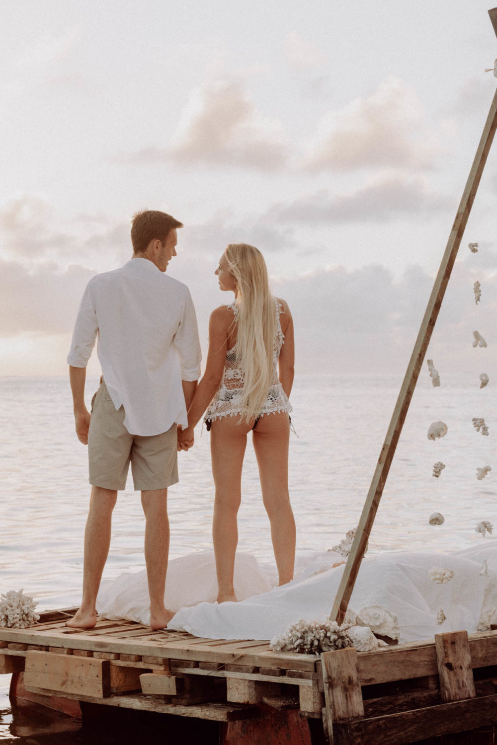 Un lit sur le lagon photoshoot couple moorea