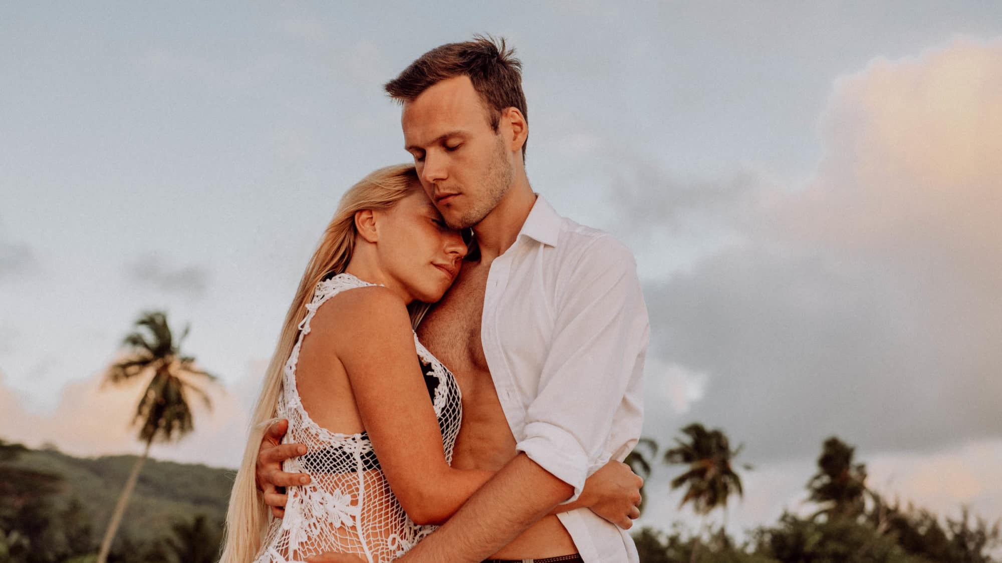 Un lit sur le lagon photoshoot couple moorea