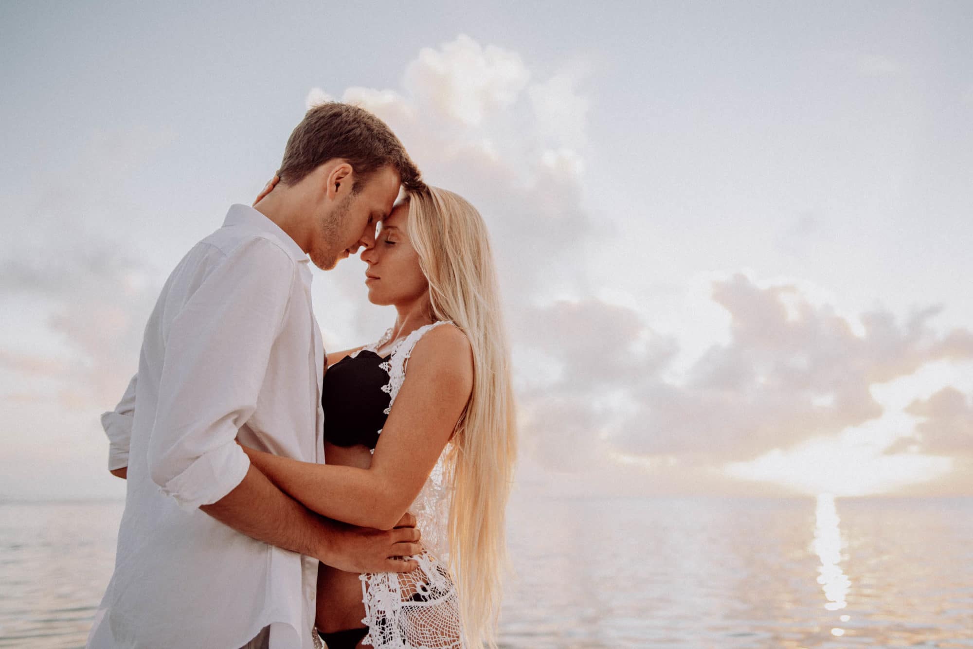 Un lit sur le lagon photoshoot couple moorea