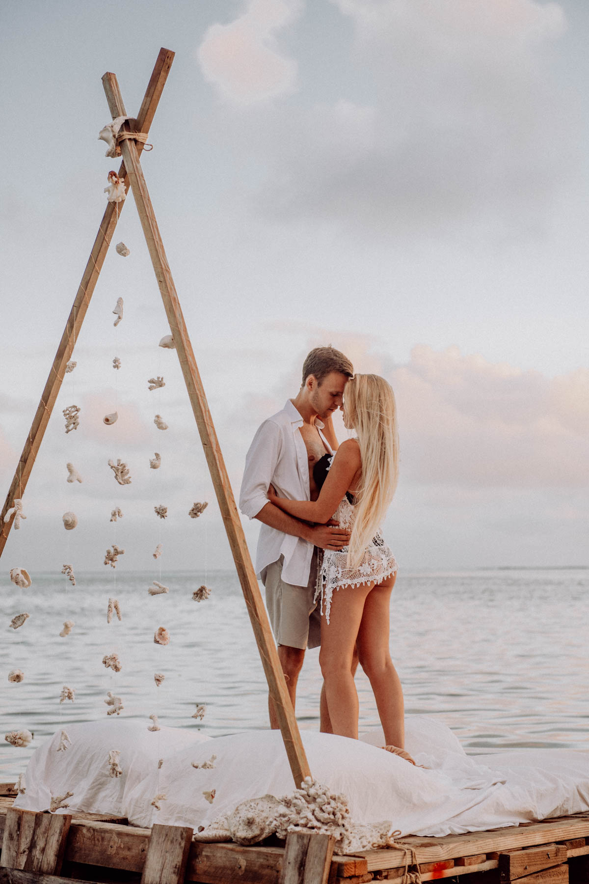 Un lit sur le lagon photoshoot couple moorea