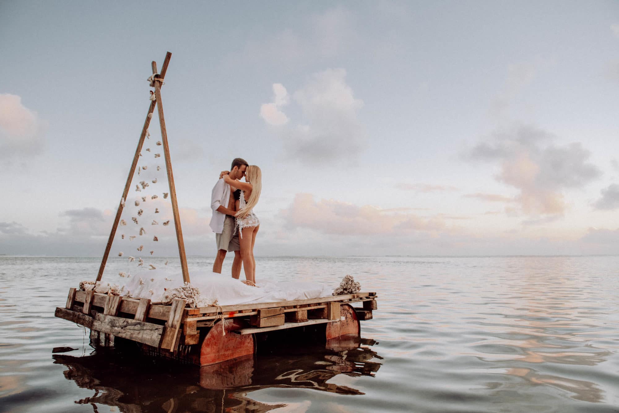 Un lit sur le lagon photoshoot couple moorea