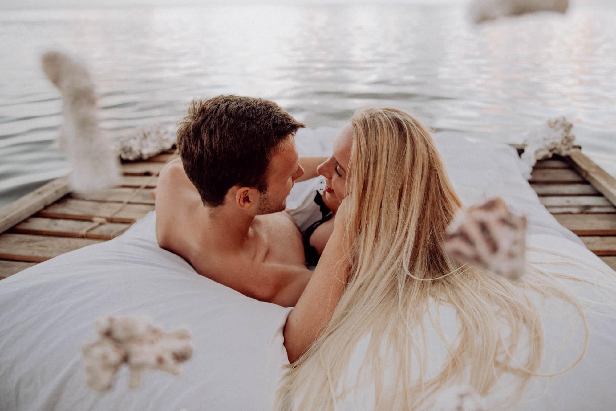 Un lit sur le lagon photoshoot couple moorea