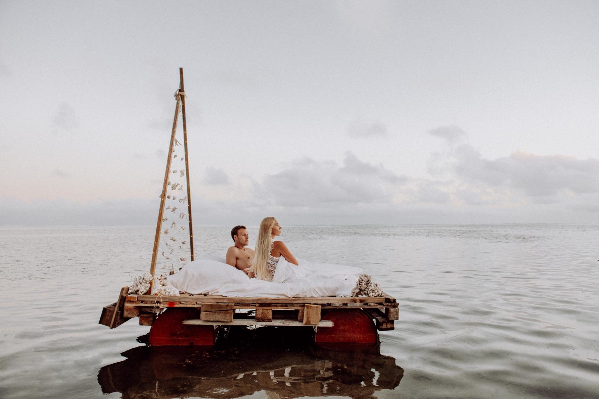 Un lit sur le lagon photoshoot couple moorea