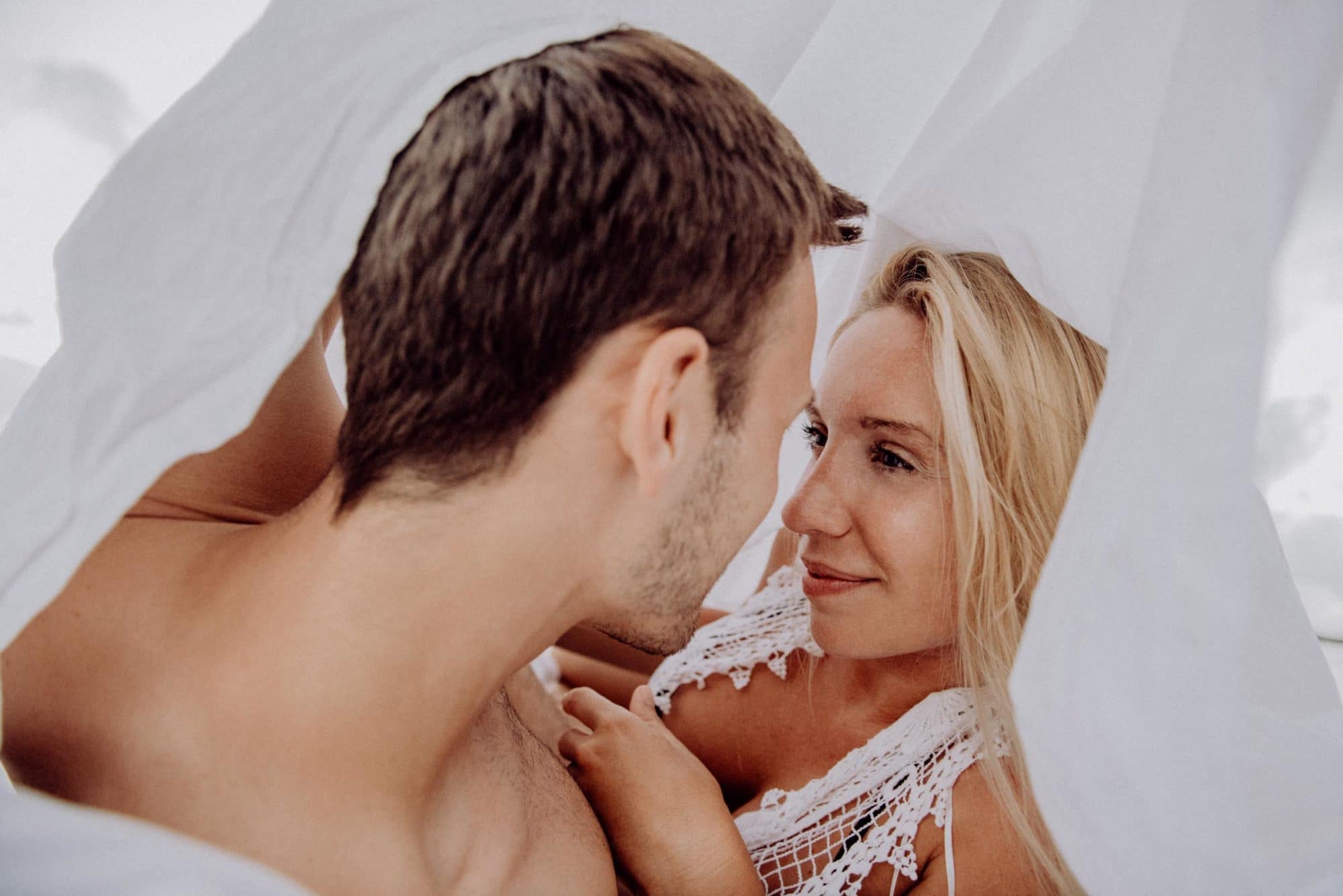 Un lit sur le lagon photoshoot couple moorea