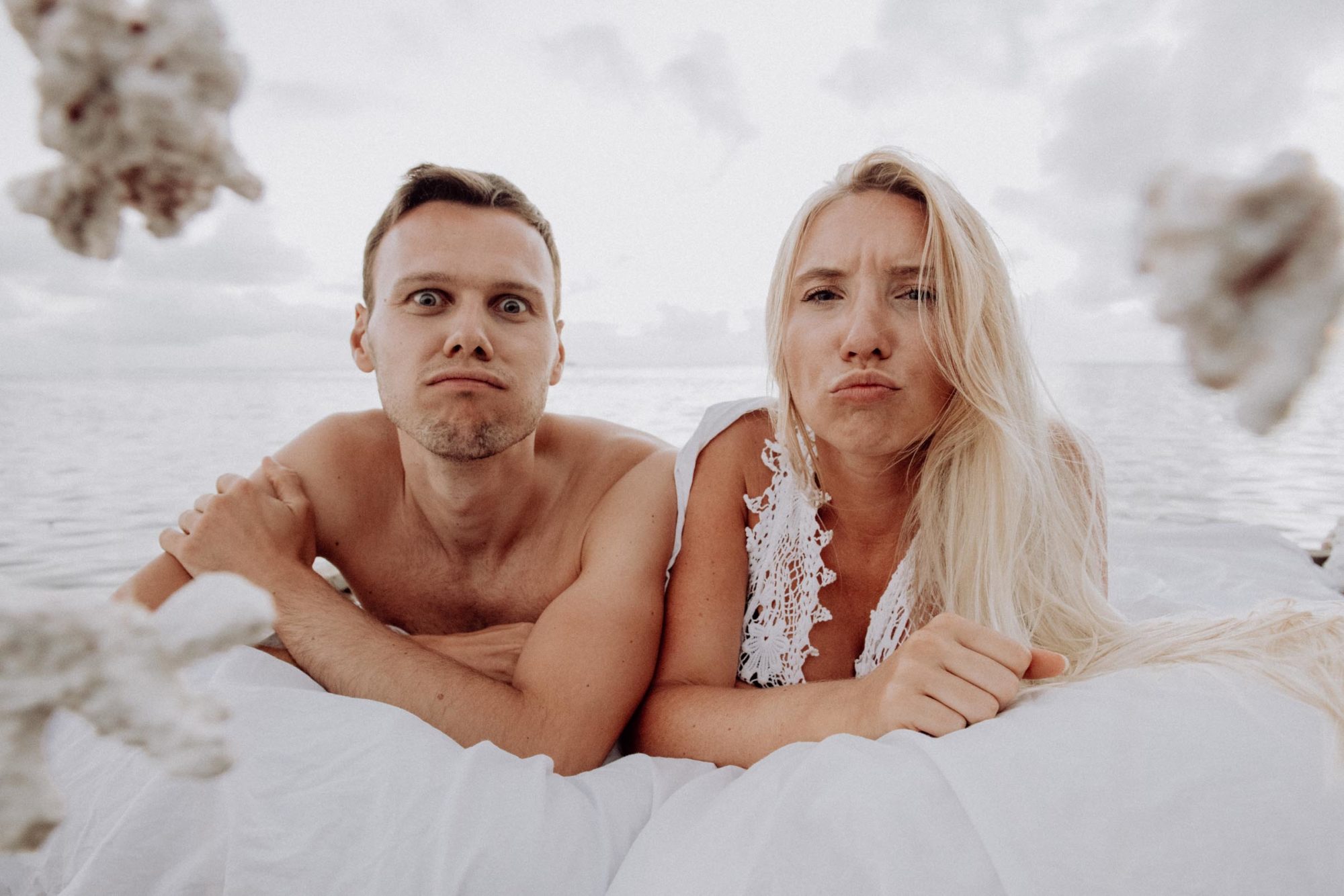 Un lit sur le lagon photoshoot couple moorea