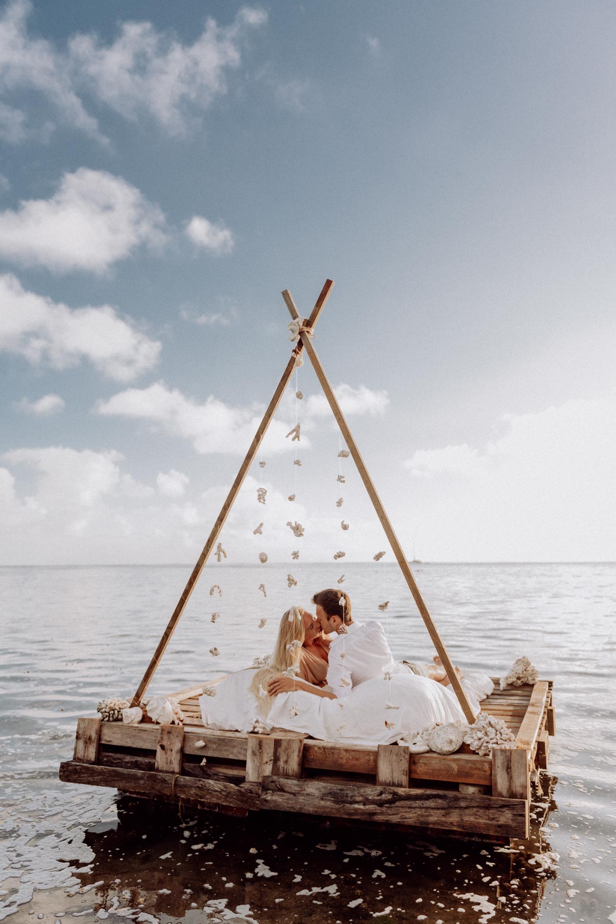 Un lit sur le lagon photoshoot couple moorea