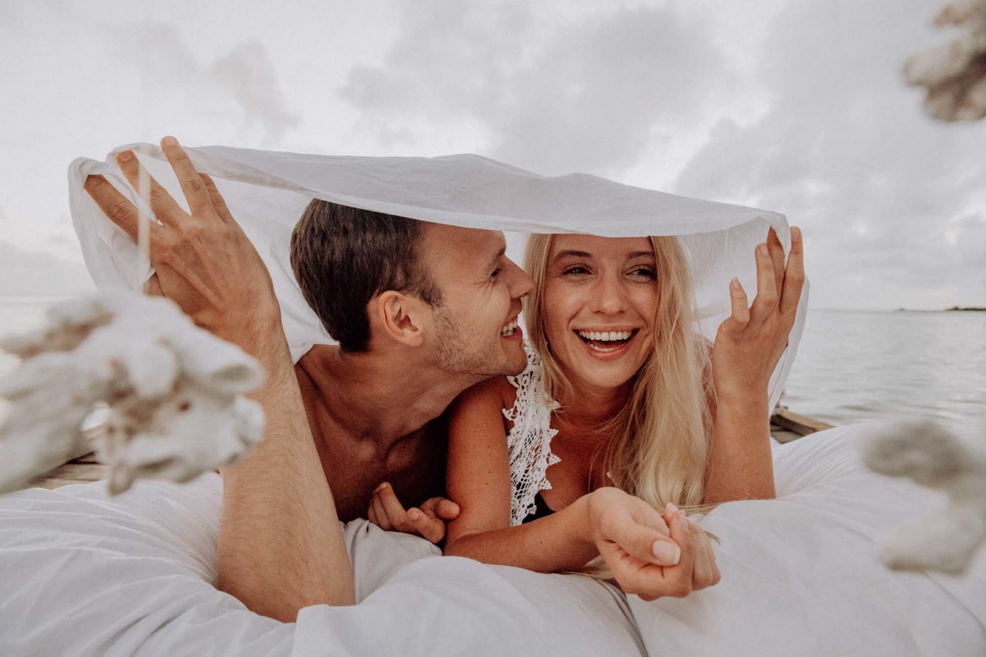 Un lit sur le lagon photoshoot couple moorea