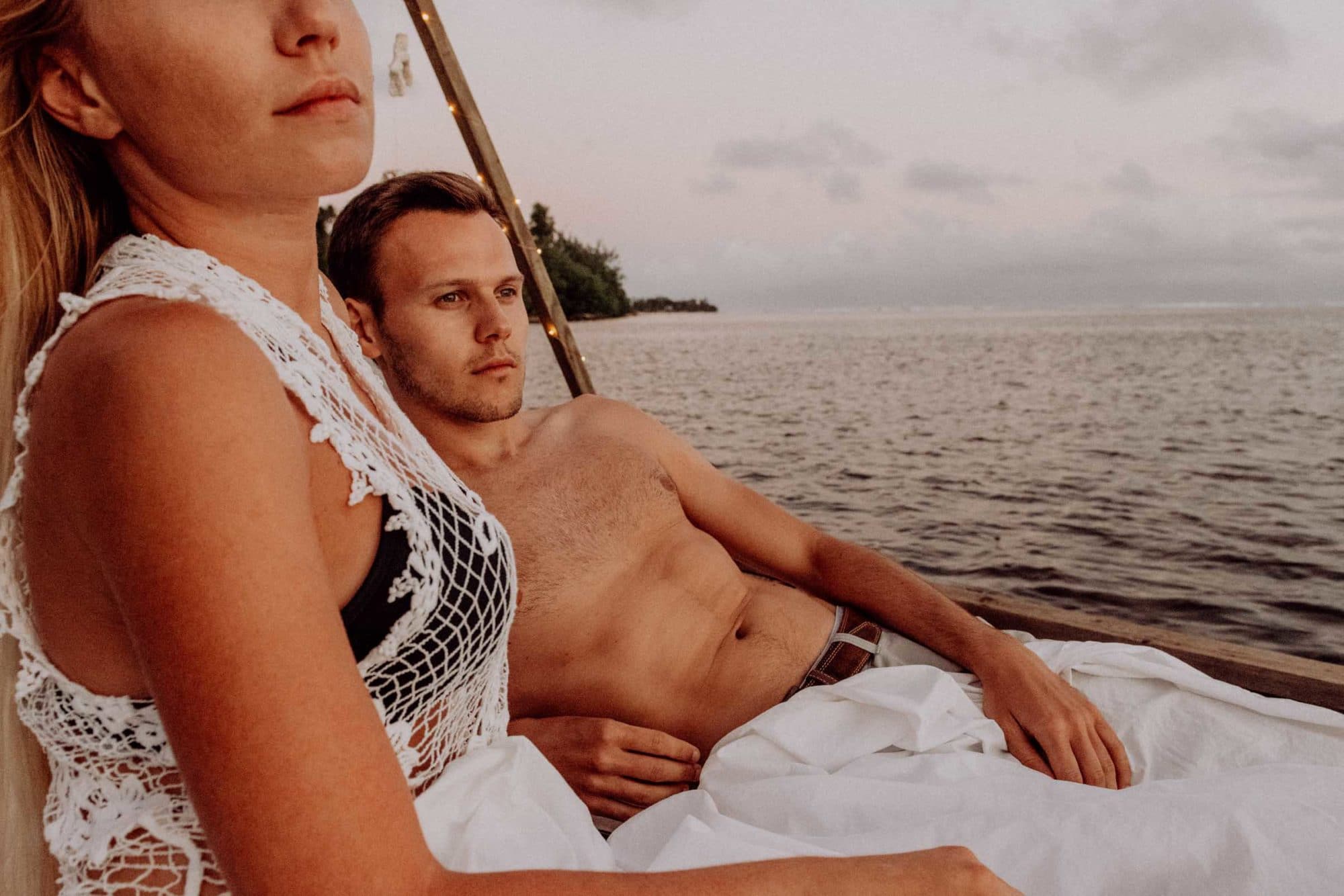 Un lit sur le lagon photoshoot couple moorea