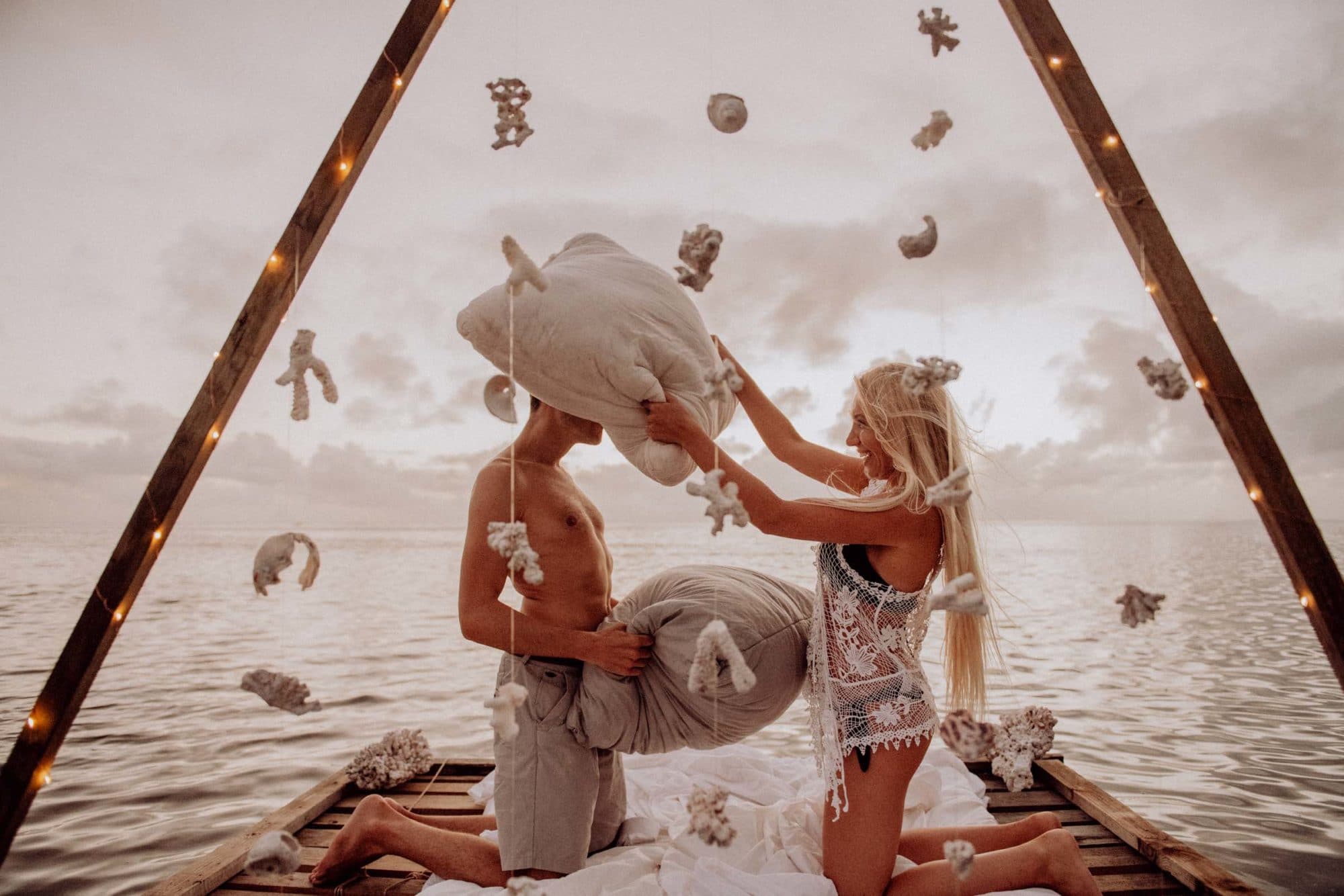 Un lit sur le lagon photoshoot couple moorea